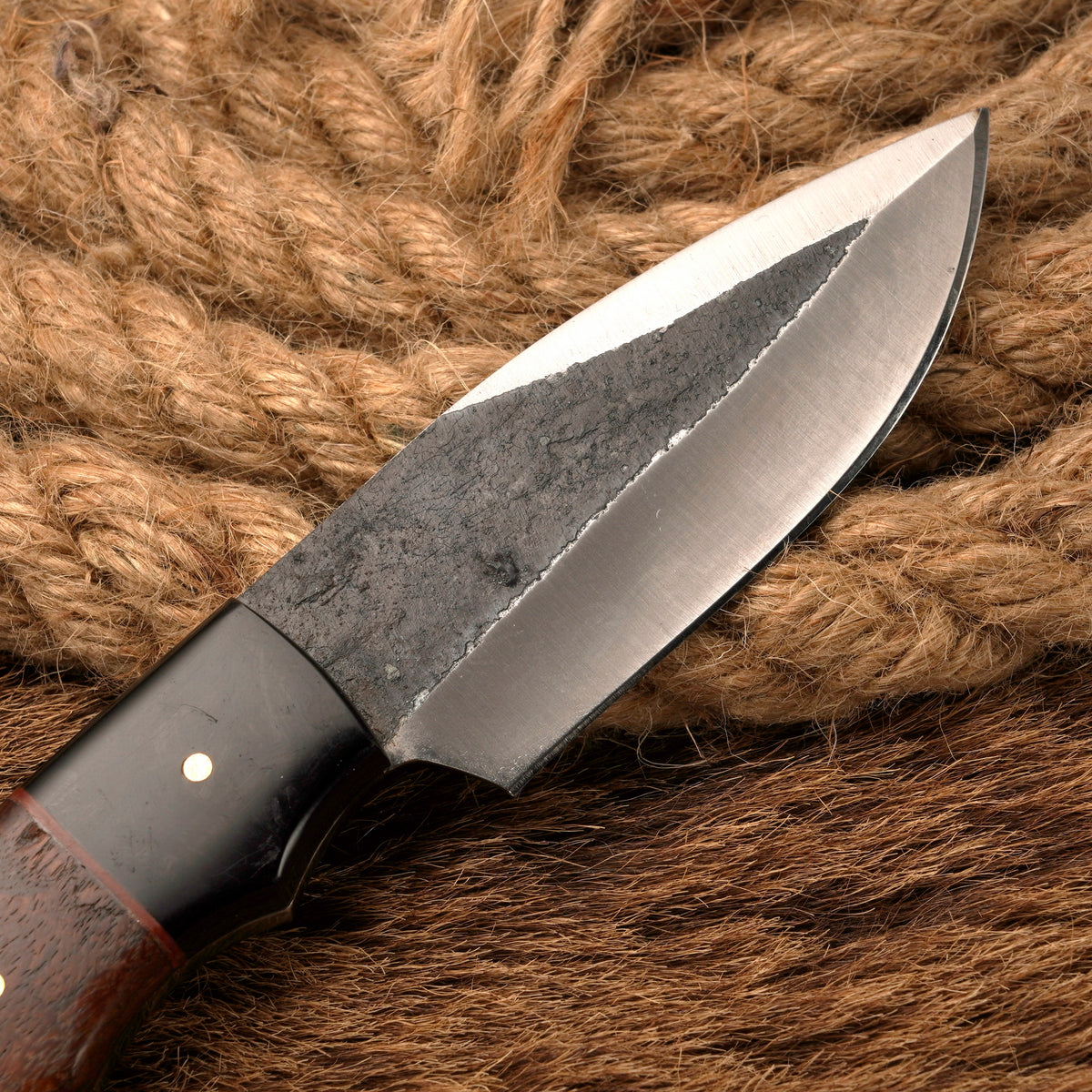 Handmade Carbon Steel Skinner Knife – Rosewood & Buffalo Horn Handle, 8-Inch
